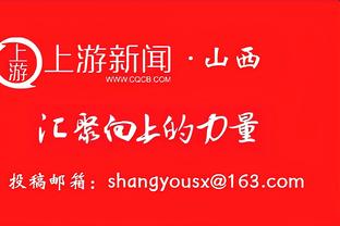 我呸！霍奇森不满判罚找裁判理论！转身后朝地上狠狠呸了一口！